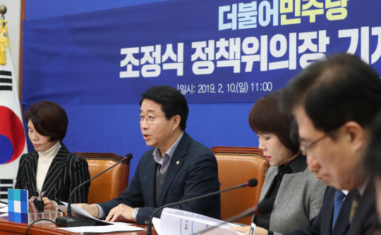 더불어민주당 조정식 정책위의장(가운데)이 10일 국회에서 기자간담회를 하고 있다.    연합뉴스